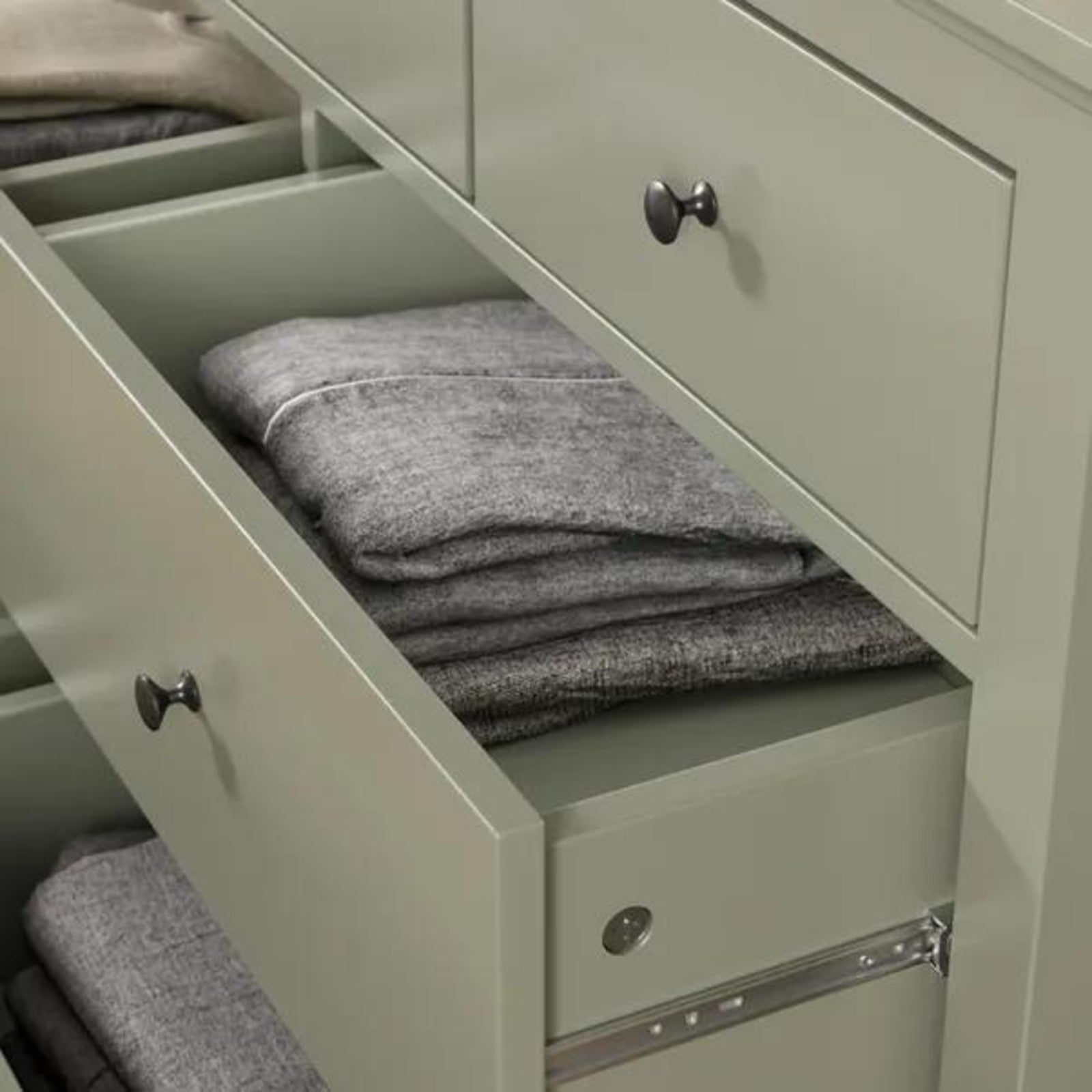 Wynmist Solid Wood 7 Drawer Dresser