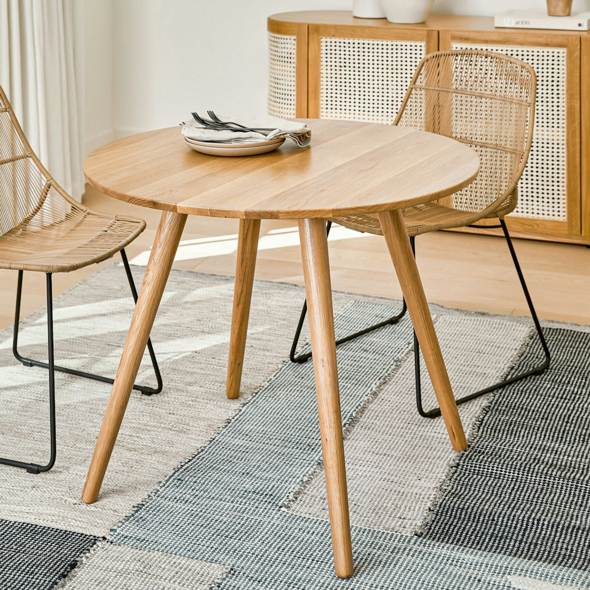 Seno Round Dining Table